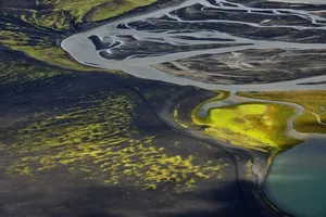 Island – Flusslandschaft im Fjallabak, Luftbild